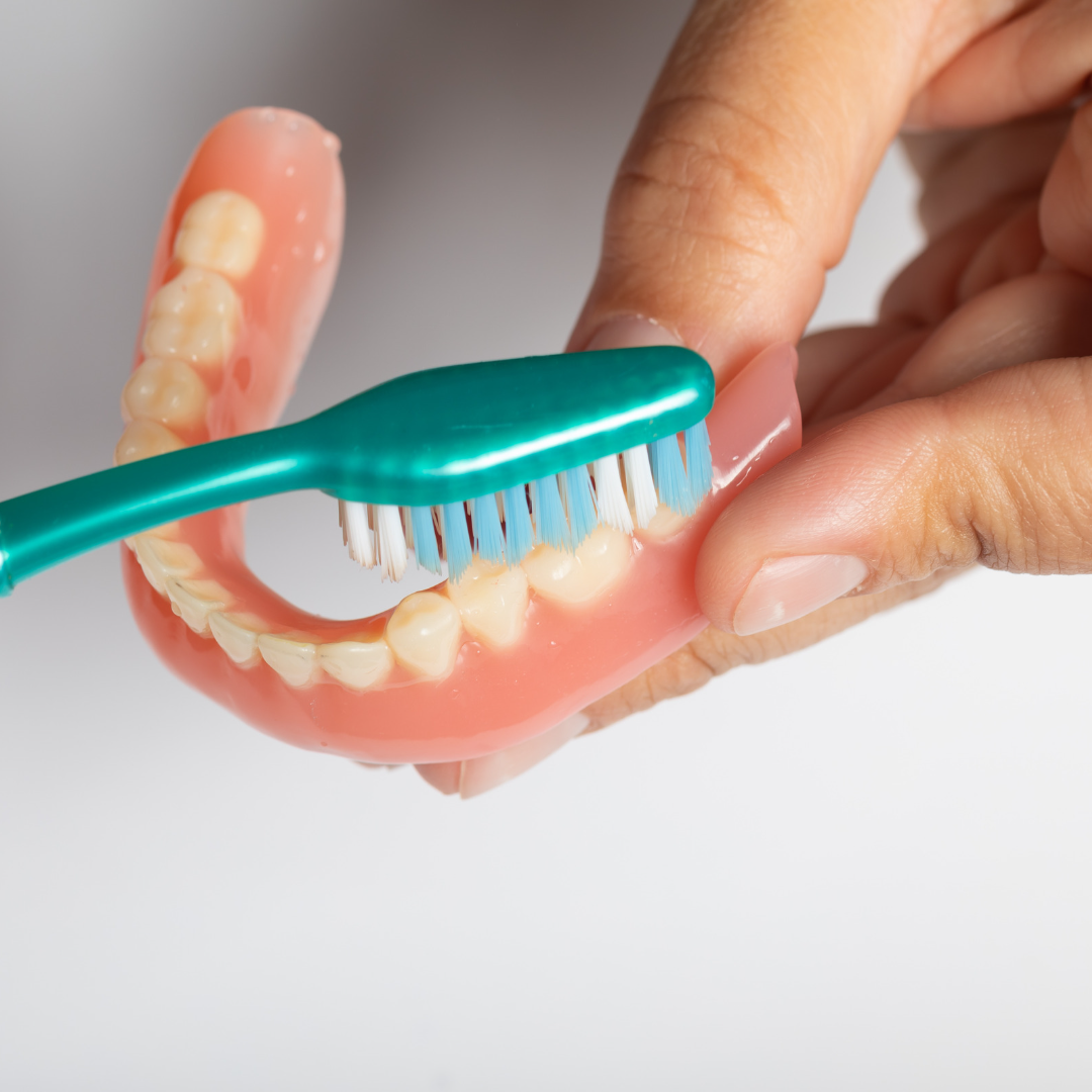 ¿Cuál es la mejor forma de cuidar la dentadura postiza extraíble?